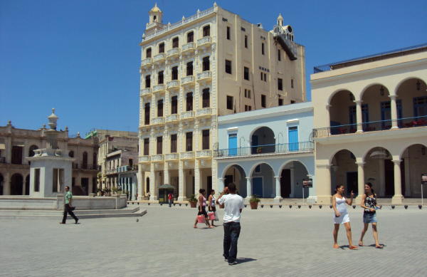 la Plaza Vieja En pleno recorrido del V a Crucis de la Habana 