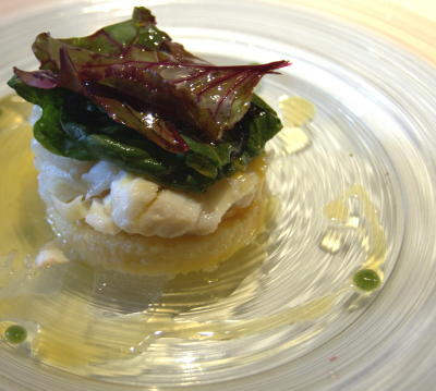 Carlota de bacalao confitado con polenta, vinagreta de miel de aguacate y ensaladita biológica