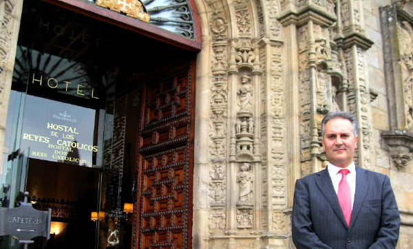 Julio Castro frente a la fachada principal del Hostal