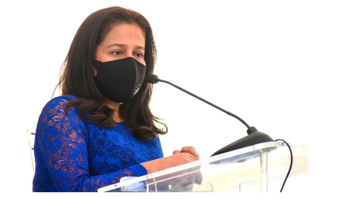 El Salvador ministra Valdez