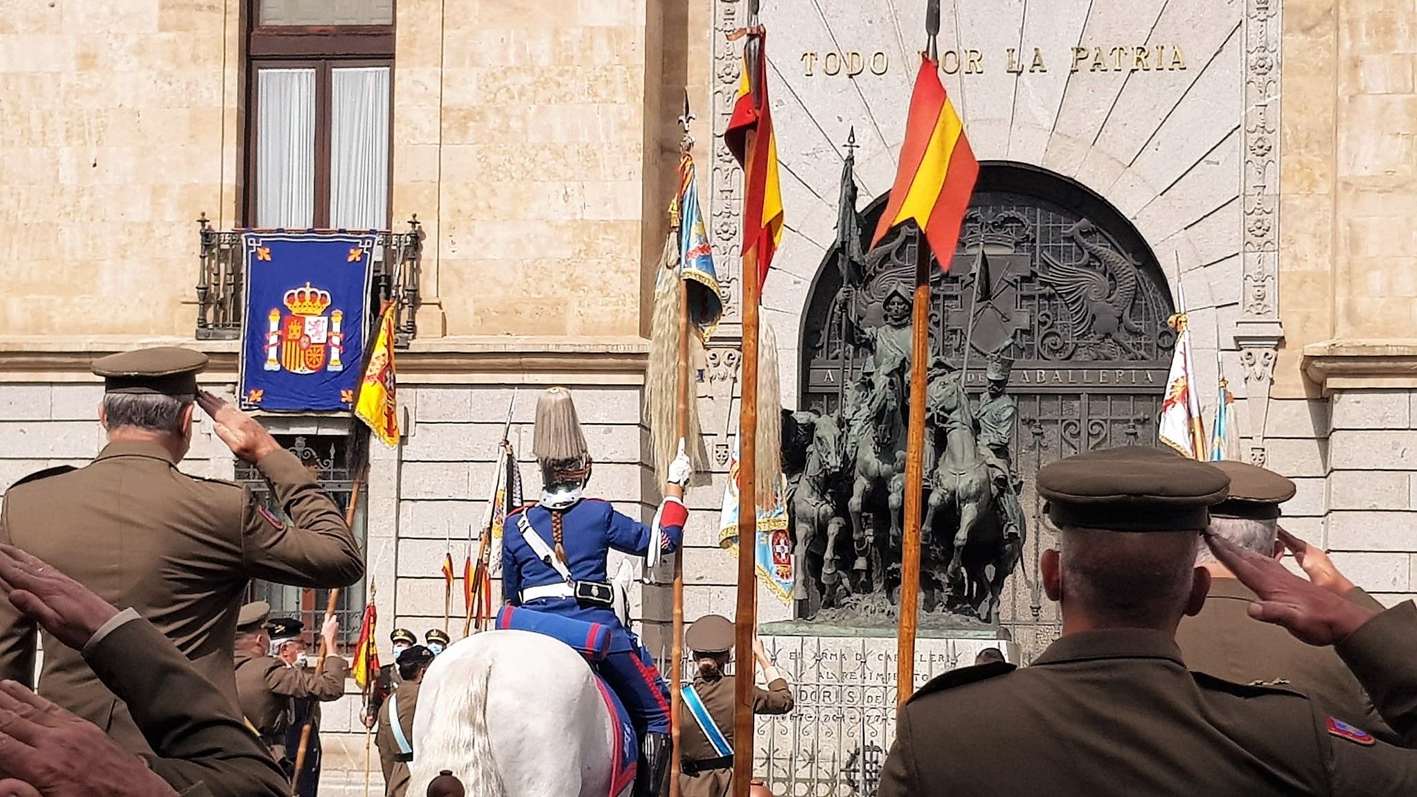 saludo en el homenaje a los caídos