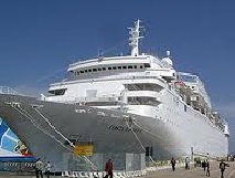 La temporada invernal, la más favorable para el turismo en Cuba, ganará mayor impulso tras la llegada del crucero canadiense Louis Cristal, que se viene a sumar a los tres que ya anclaron recientemente.  Perteneciente a la compañía Cuba Cruise, de Canadá, el Louis Cristal llegó al puerto de La Habana, para iniciar su temporada. A partir del 16 de diciembre, el Louis Cristal zarpará cada lunes desde la capital cubana, y los viernes desde Montego Bay, Jamaica, en un programa que se extenderá hasta el 24 de marzo.  El circuito previsto tiene una duración de siete noches y toca seis puertos, entre estos, los de Santiago de Cuba, y Cienfuegos; además hará escalas en Punta Francés, Isla de la Juventud, y en el polo turístico de Holguín.  El barco cuenta con una capacidad de más de 1.000 pasajeros, para quienes dispone 480 camarotes, gran variedad de servicios y todas las comodidades de los barcos de lujo, incluyendo suites, elegantes salones, restaurantes y paseos abiertos, medios de comunicación, y salas de navegación en Internet.  A la inauguración de esta temporada de Cuba Cruise, asistieron altos carhos del Ministerio de Turismo y representantes de las entidades del ramo, mientras que los vacacionistas serán atendidos por la Agencia Viajes Cubanacán.  De enero a octubre, llegaron a Cuba más de 2.312.609 turistas, un dato que marcha hasta la fecha en un 1,2% por debajo de lo alcanzado en el pasado 2012, tal y como se ha informado desde la Oficina Nacional de Estadísticas e Información.  Expreso. Redacción. T.R