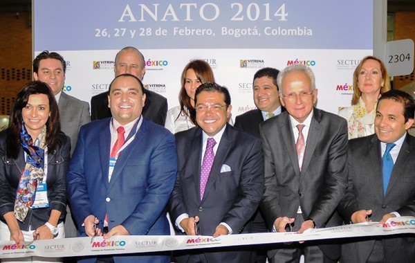 Omar Macedo, primero por la izquierda, en la Inauguración del stand de México en ANATO anato