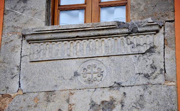 Cruz 'flordelisada' en una casa de Alesga cruz
