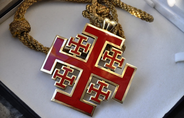Cruz de Jerusalén del Hermano Mayorde la Cofradía del Santo Entierro. cruz