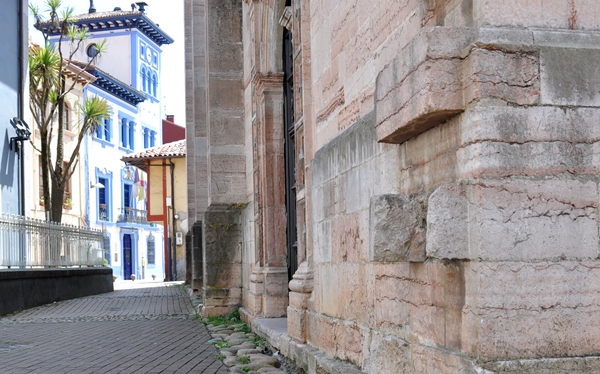 Detalle de la Capilla de los Dolores. Al fondo el Ayuntamiento de Grado detalle