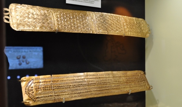 Diademas o cinturones de cuero o tela revestidos con láminas de oro. Museo del oro oro