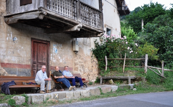 Lugareños de Alesga descansando al anochecer paisanos
