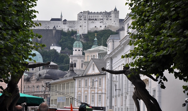 Al fondo, siempre la fortaleza hohensalzburg Salzburgo_0