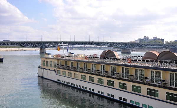 Budapest.- El Swiss Crown. Al fondo Pte Petófi Híd budapest_rio