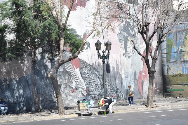 Murales callejeros en la Avda. Independencia, entre Defensa y Balcarce