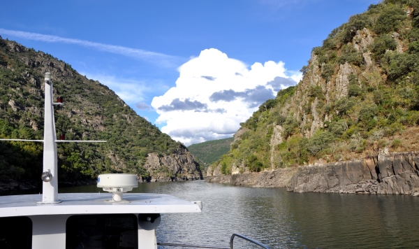 en catamarán por el embalse de Santo Esteban navegando