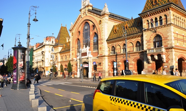 Budapest.- Plaza Fövám-ter taxi_0