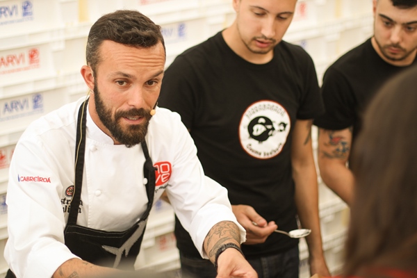 Iván Domínguez, en su showcooking, con recetas de merluza de cola y quella