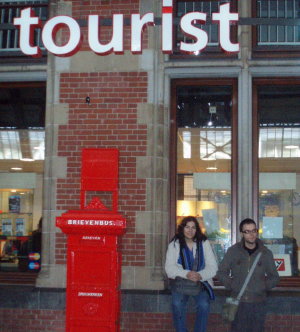 buscando información en la estación de Amsterdam