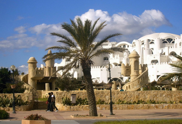 Exterior del hotel desde la playa