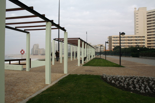 Paseo de la playa con el hotel al fondo