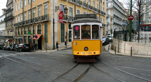 tranvía número 28 en la plaza Luis de Camoes