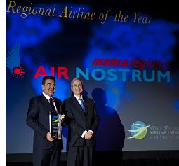 El consejero delegado de Air Nostrum, Carlos Bertomeu, recibe el galardón del director editorial de ATW, Perry Flint