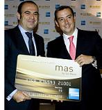 Gabriel Escarrer, Vicepresidente y Consejero Delegado de Sol Meliá, y Rafael Márquez, Presidente y Consejero Delegado de American Express España, con la nueva tarjeta "American Express mas"