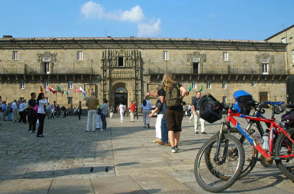 peregrinos frente al Hostal, en la plaza del Obradoiro