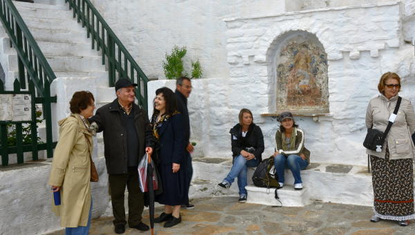 En Chozoviotissas. Manolis (con paraguas) e Irene, sonriente a su lado