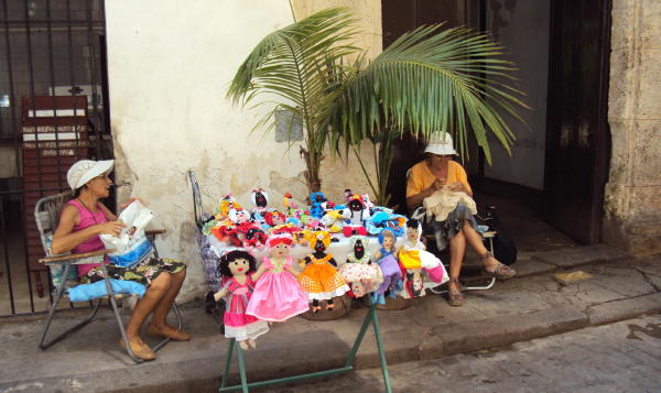 puerto de artesanía en las calles adoquinadas