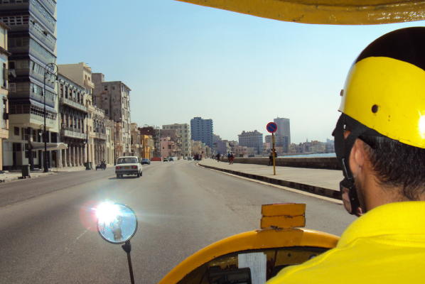 en Cocotaxi por el Malecón