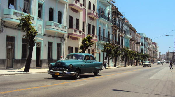 avenidas de colores pastel y coches históricos