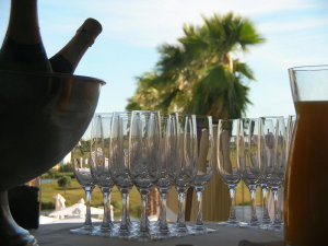 una copa de champagne al borde de la piscina