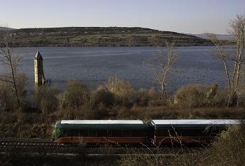 Expreso_de_La_Robla_pantano_Ebro