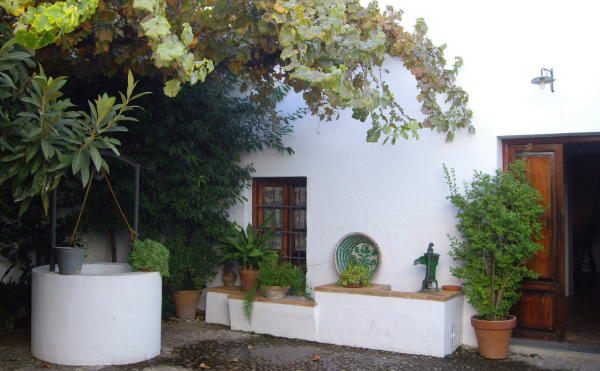 Fuentevaqueros, patio de su casa