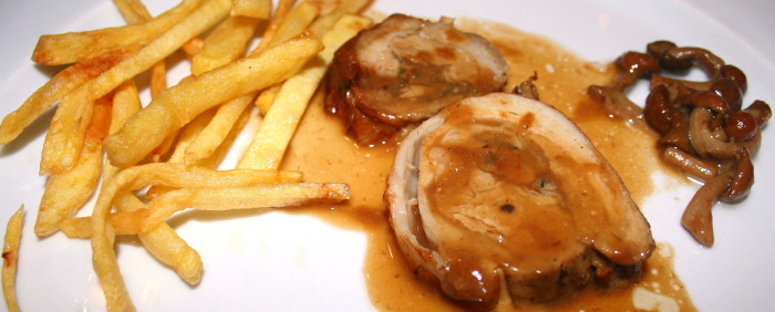 Lomitos de lechazo con trufa al armagnac, con patata frita y senderuela