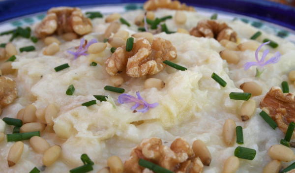 atascaburras con nueces y flores