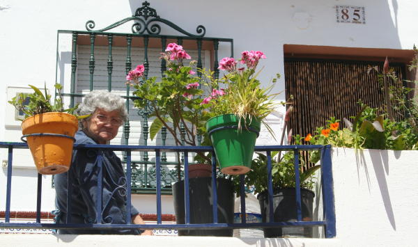 una torroxeña con sus macetas de flores