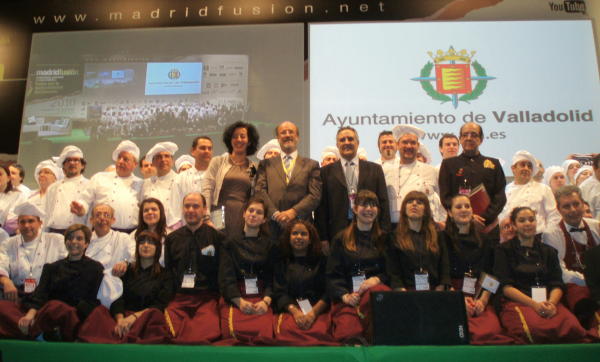 Foto de familia de la representación vallisoletana con el alcalde y la concejala de Turismo