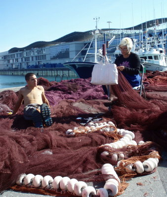 remendando redes en el puerto de Santoña