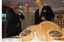 César Martín, subdelegado del Gobierno de Ávila; Faustino Gironza, presidente de la DOP Queso de la Serena y José Menguiano, director del Parador de Ávila