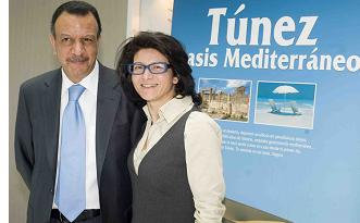 La directora de la Oficina de Turismo de Túnez para España y Portugal, Leila Tekaia, el director general para España y Portugal de Tunisair, Moncef Ben Dhahbi