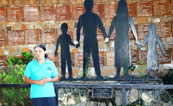 María de la Paz Chicas Amaya en el Mozote amaya