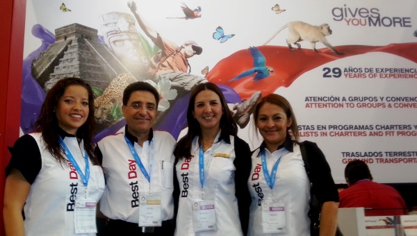 El director general con parte de su equipo en el Tianguis best