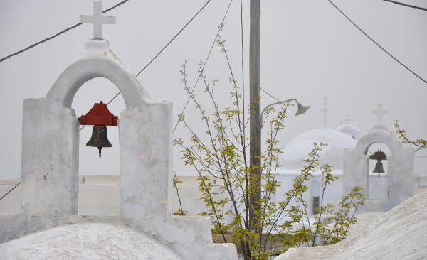 en Chora los campanarios parecen nacer de la niebla
