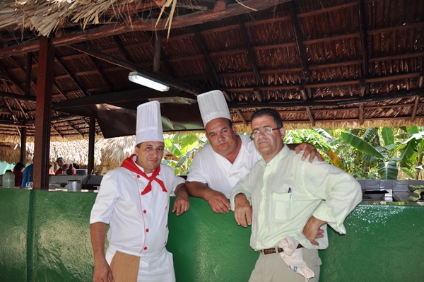 Manolo Bustabad con los cocineros Noel González e Idel Ávila, en Rancho Palma