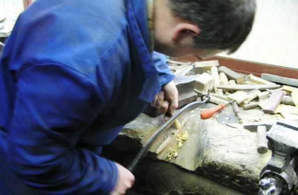 las navajas y los cuchillos se hacen a mano en Taramundi cuchillero