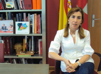 la directora general en su despacho