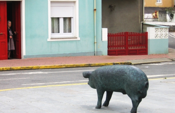 Monumento al porquiño de san Antón en Espasante cerdito