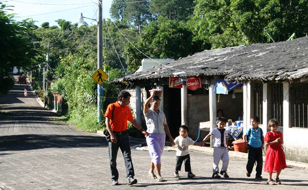 Familia caminando por el Mozote familia