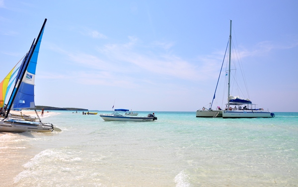 'Nuestro' catamarán fondeado