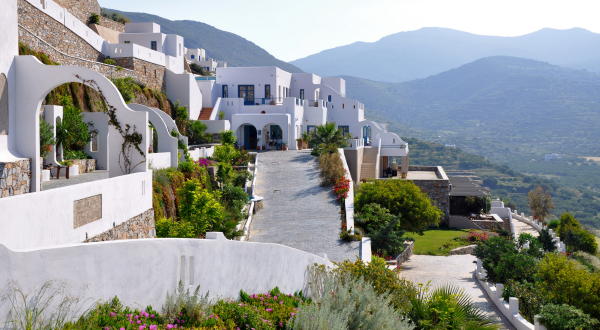 la arquitectura aterrazada del hotel & spa Aegialis