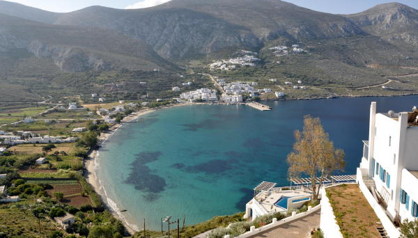 vista de la bahía desde el hotel, enfrente Ormos Aegialis